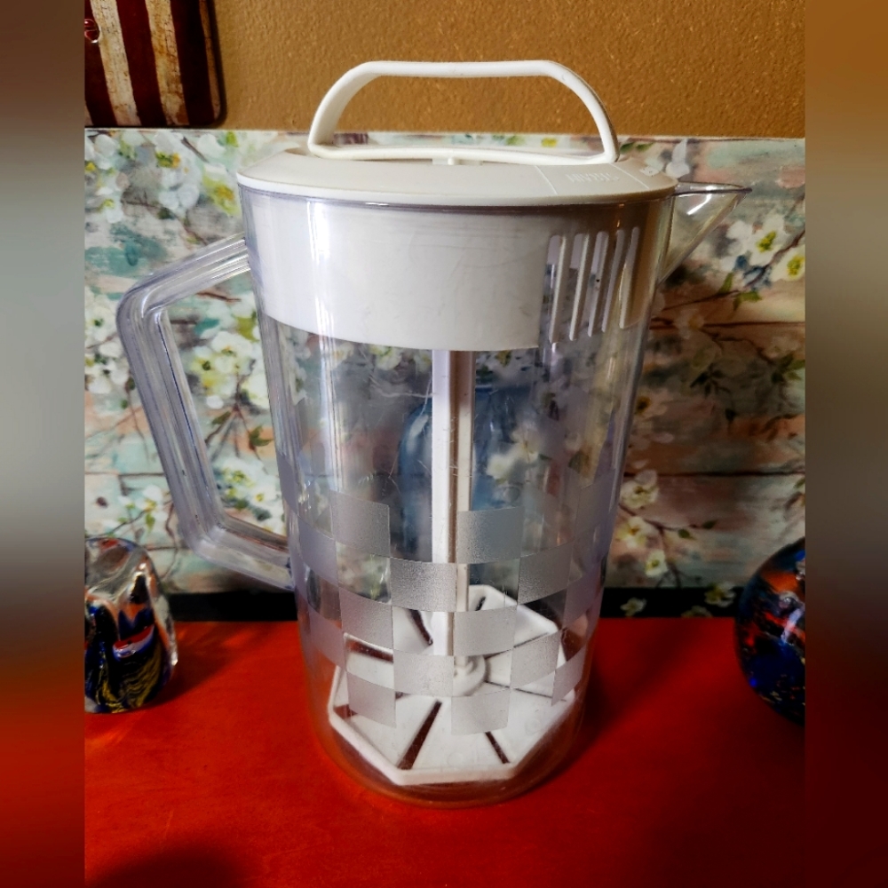 Pampered Chef 2 Quart Quick-Stir Pitcher Old Style Checkered Design NICE